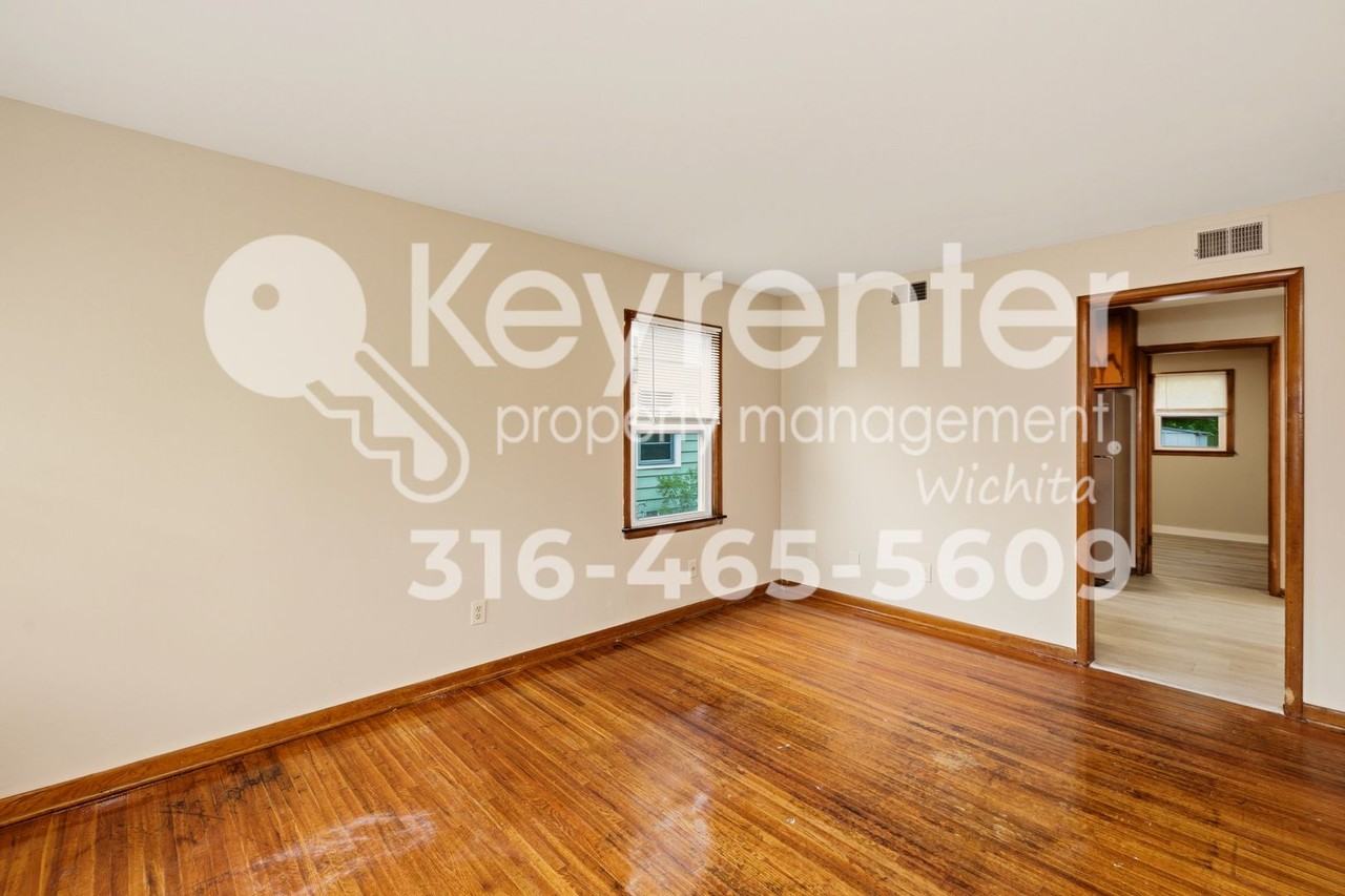 2060 S Euclid Ave - Photo 6 of 23