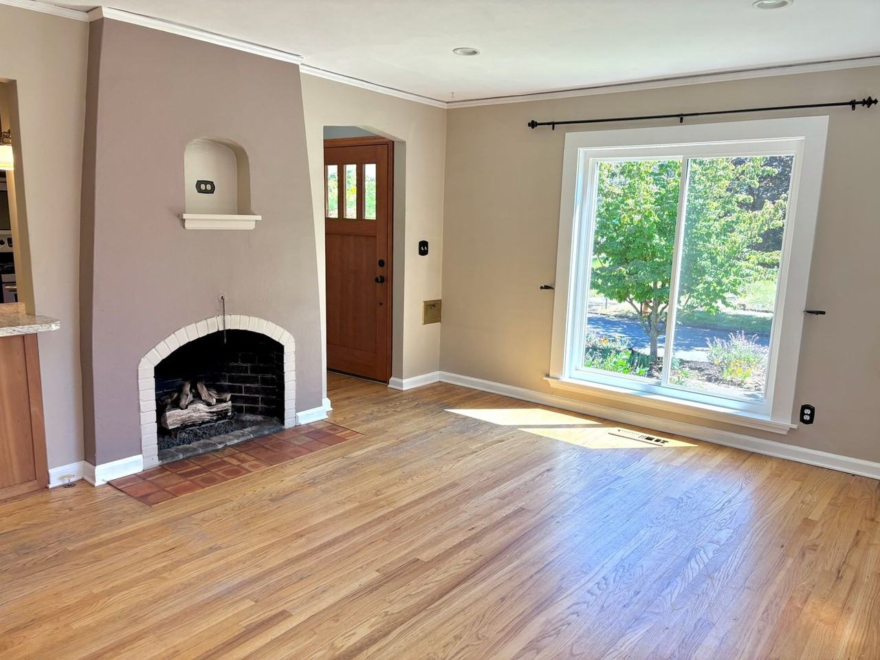 865 Ne 72nd Ave - Photo 3 of 36
