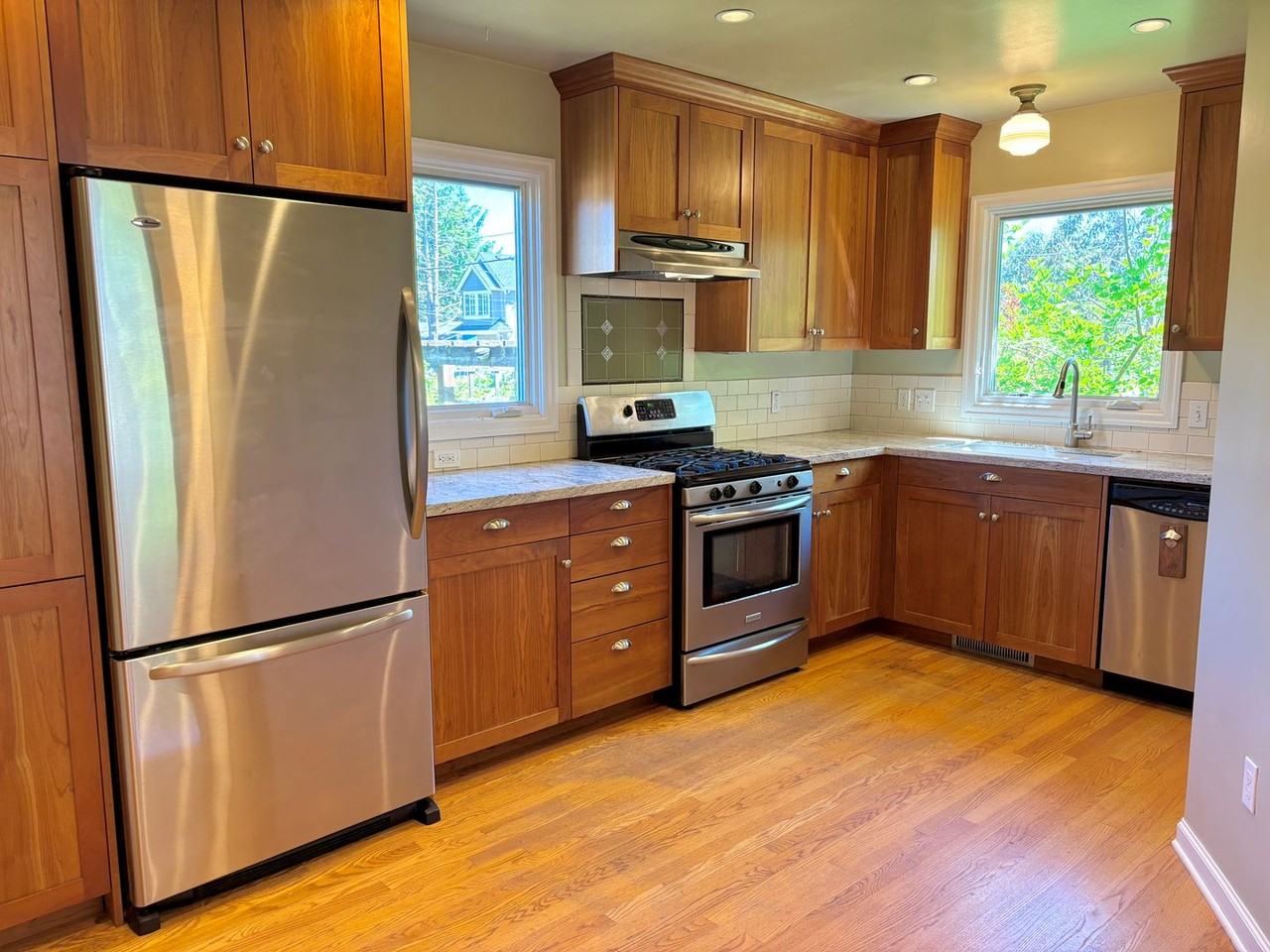 865 Ne 72nd Ave - Photo 5 of 36