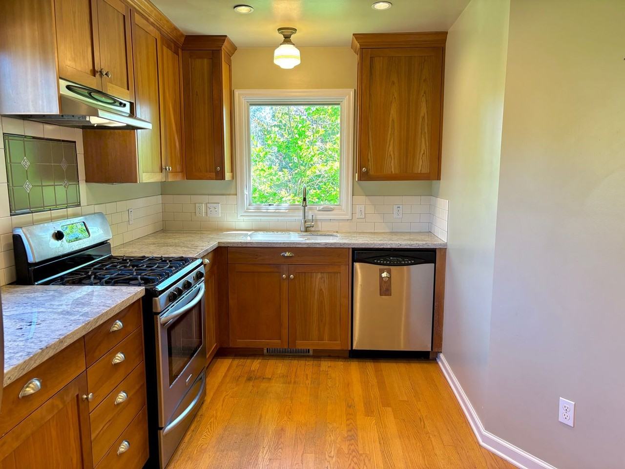 865 Ne 72nd Ave - Photo 6 of 36