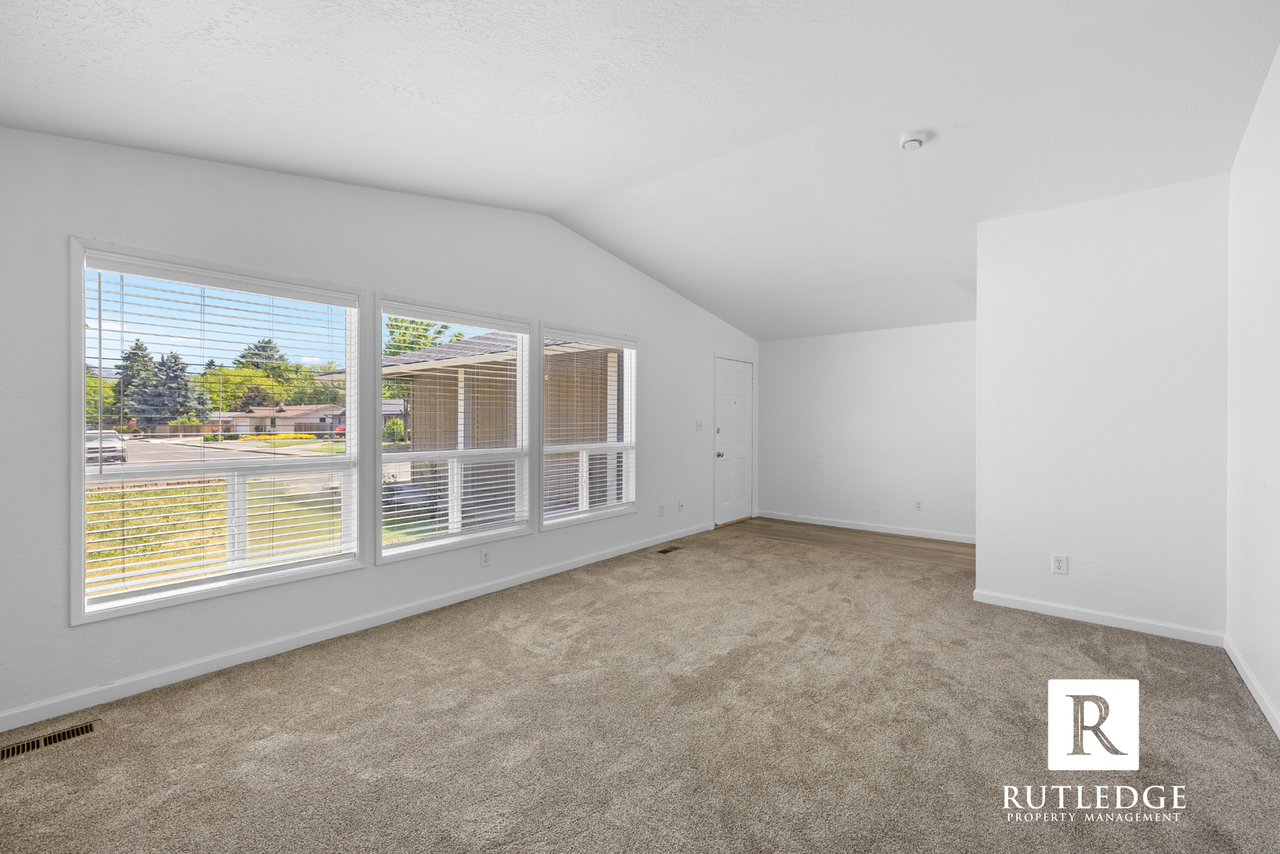 1342 Sequoia Cir - Photo 4 of 22