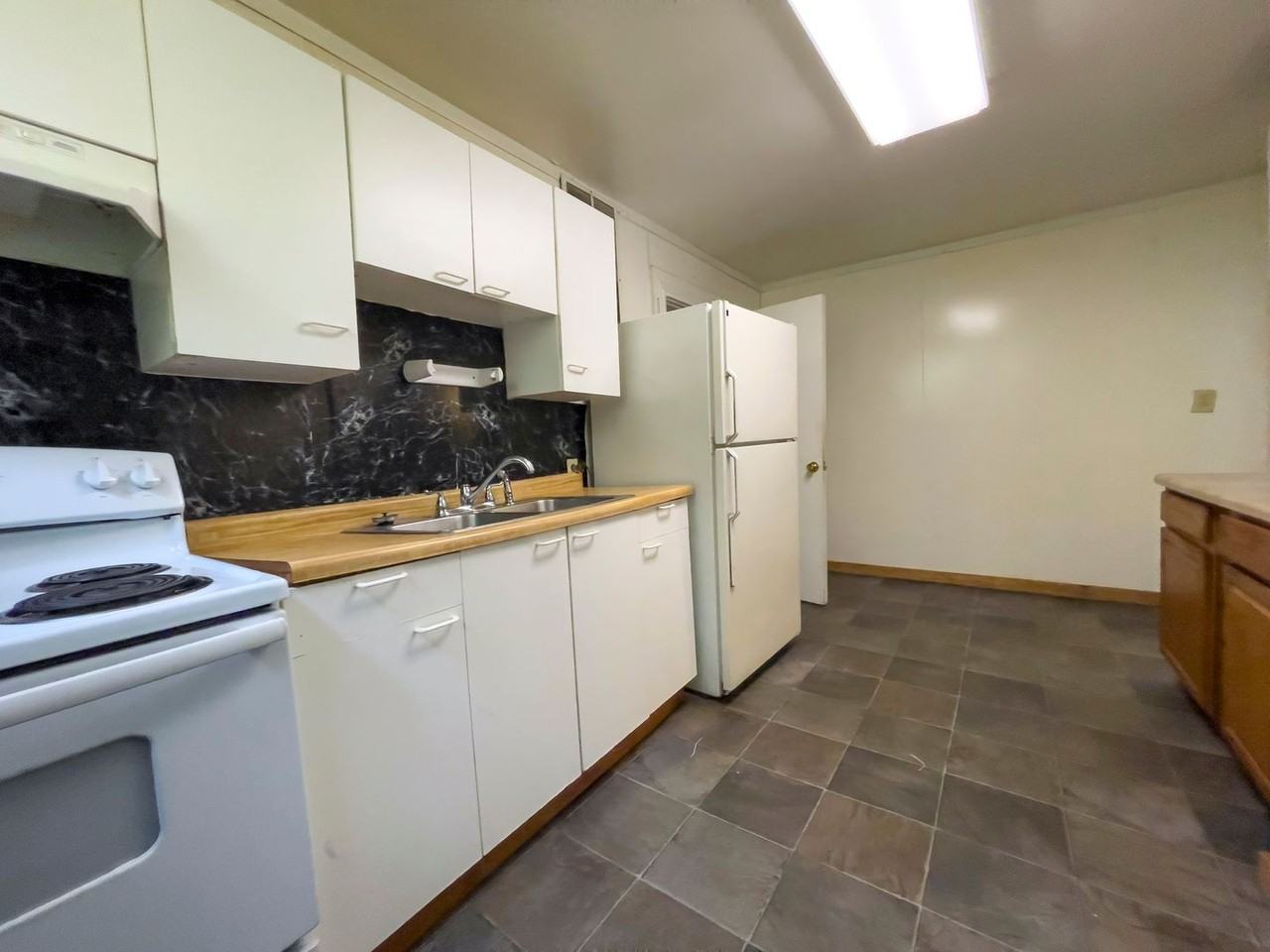 912 S Penn St - Photo 2 of 24