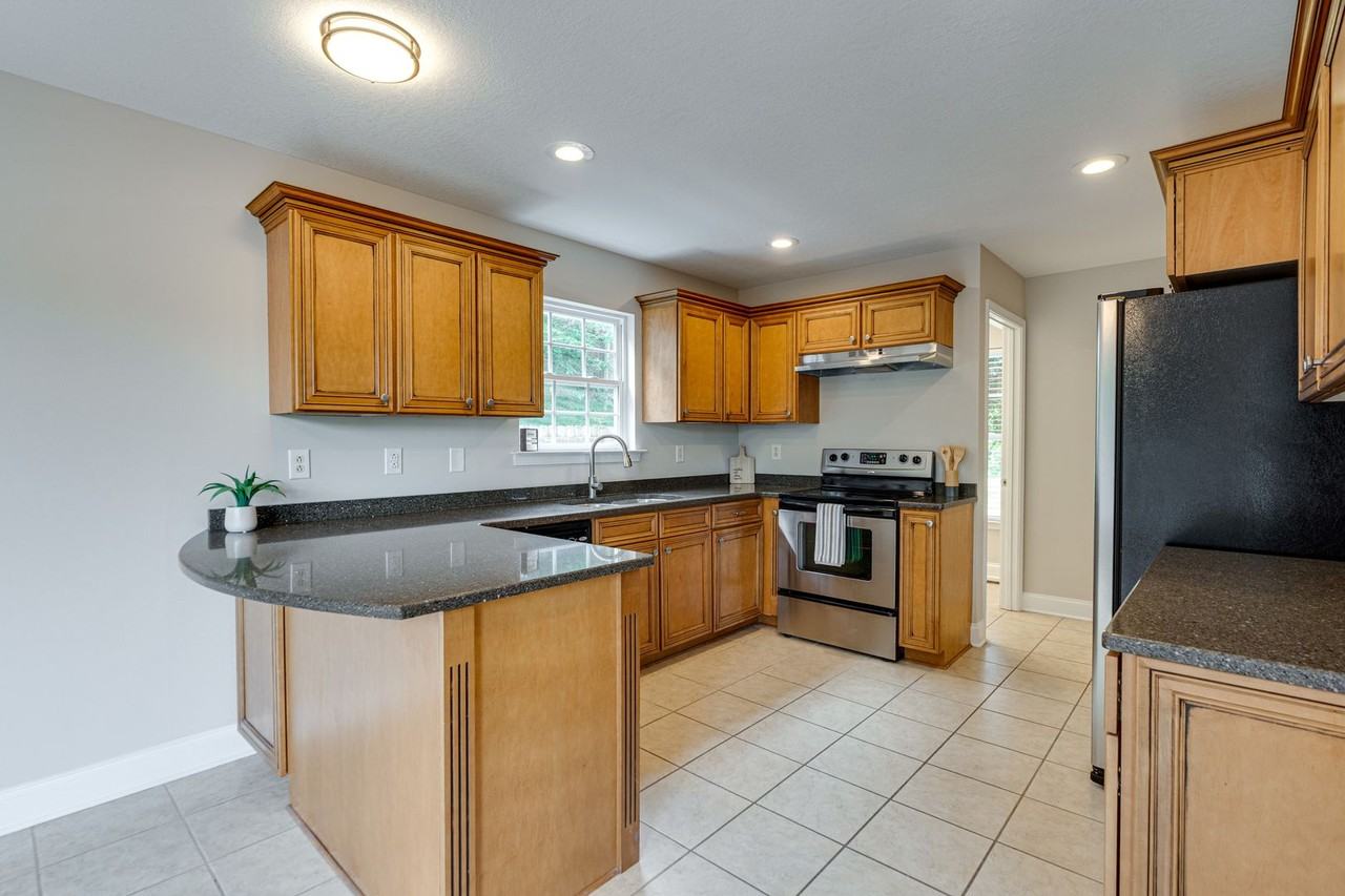1106 Coker Cir - Photo 6 of 37