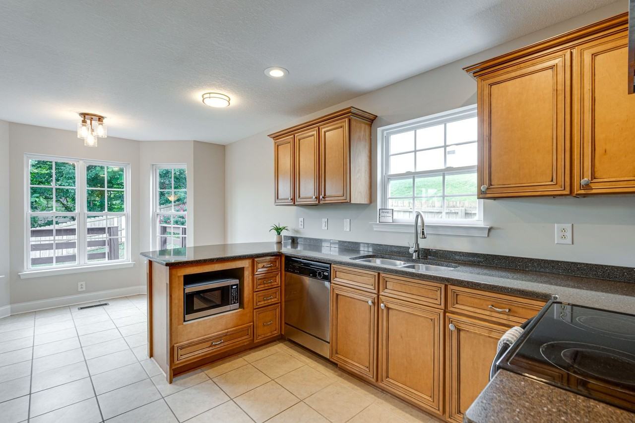 1106 Coker Cir - Photo 7 of 37