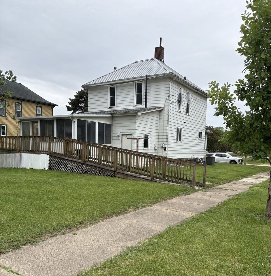 1204 Bluff St - Photo 2 of 18