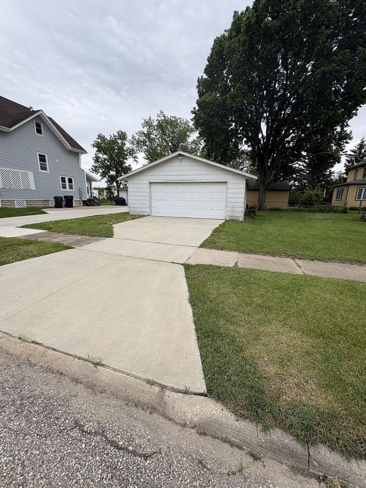 1204 Bluff St - Photo 3 of 18