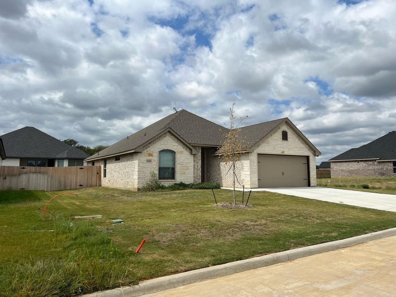 1125 Wild Rose Dr - Photo 2 of 21