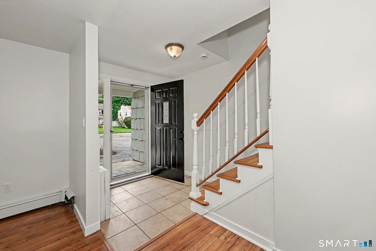44 Barmore Dr W - Photo 3 of 32
