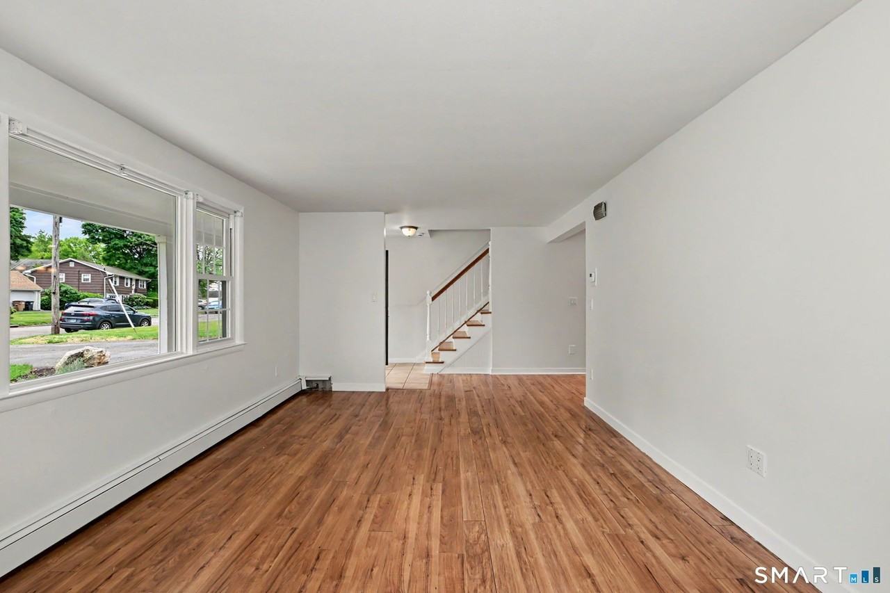 44 Barmore Dr W - Photo 4 of 32