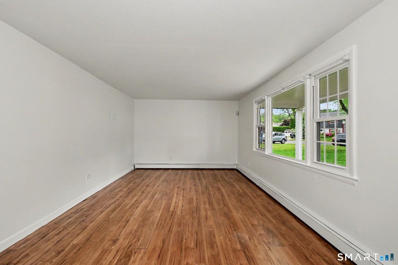 44 Barmore Dr W - Photo 5 of 32