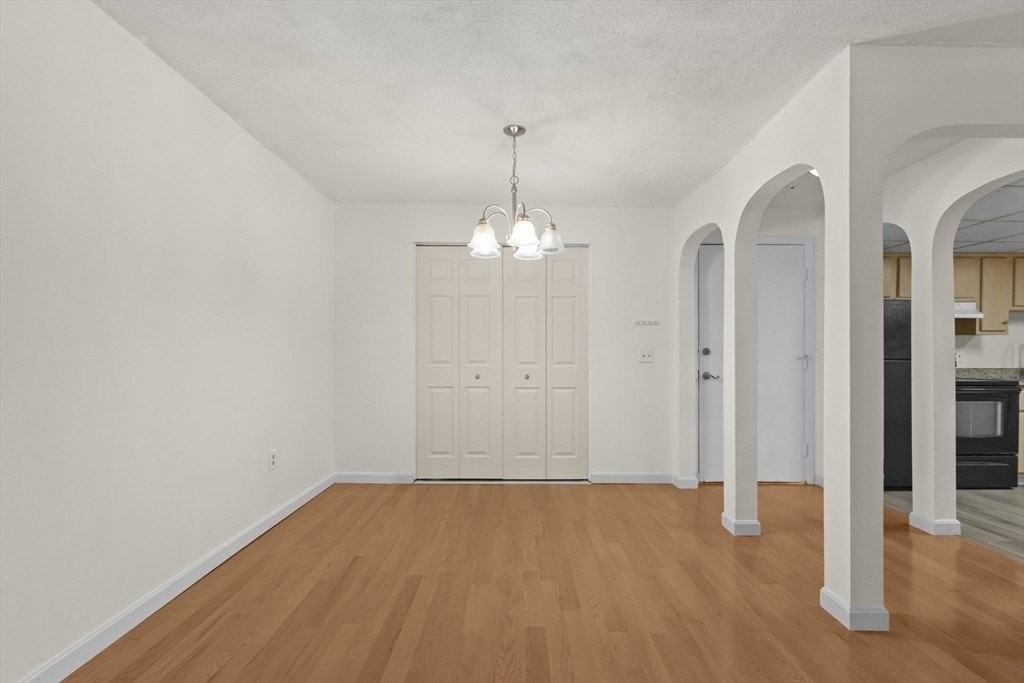 7 Shadowbrook Ln - Photo 3 of 19
