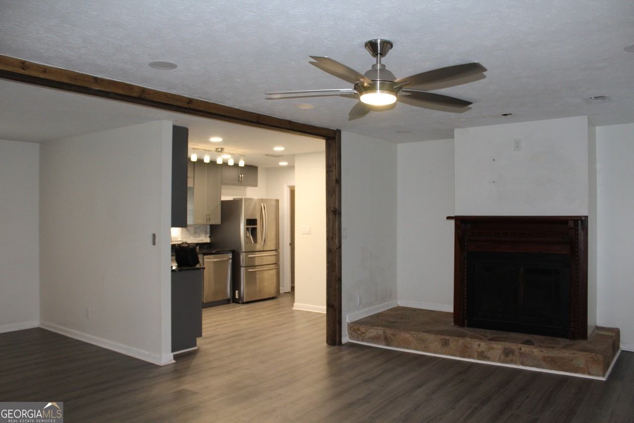 335 Poplar Ave - Photo 4 of 16