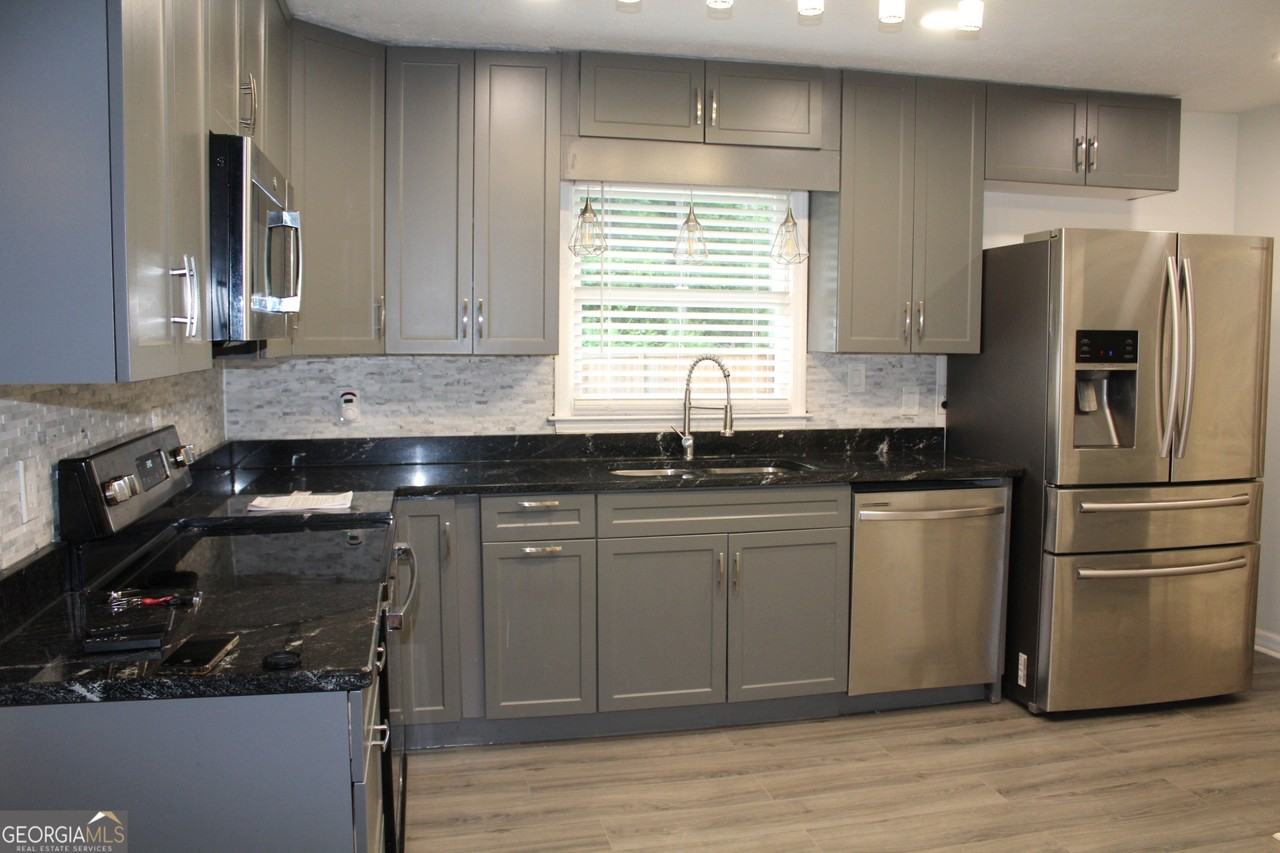 335 Poplar Ave - Photo 6 of 16