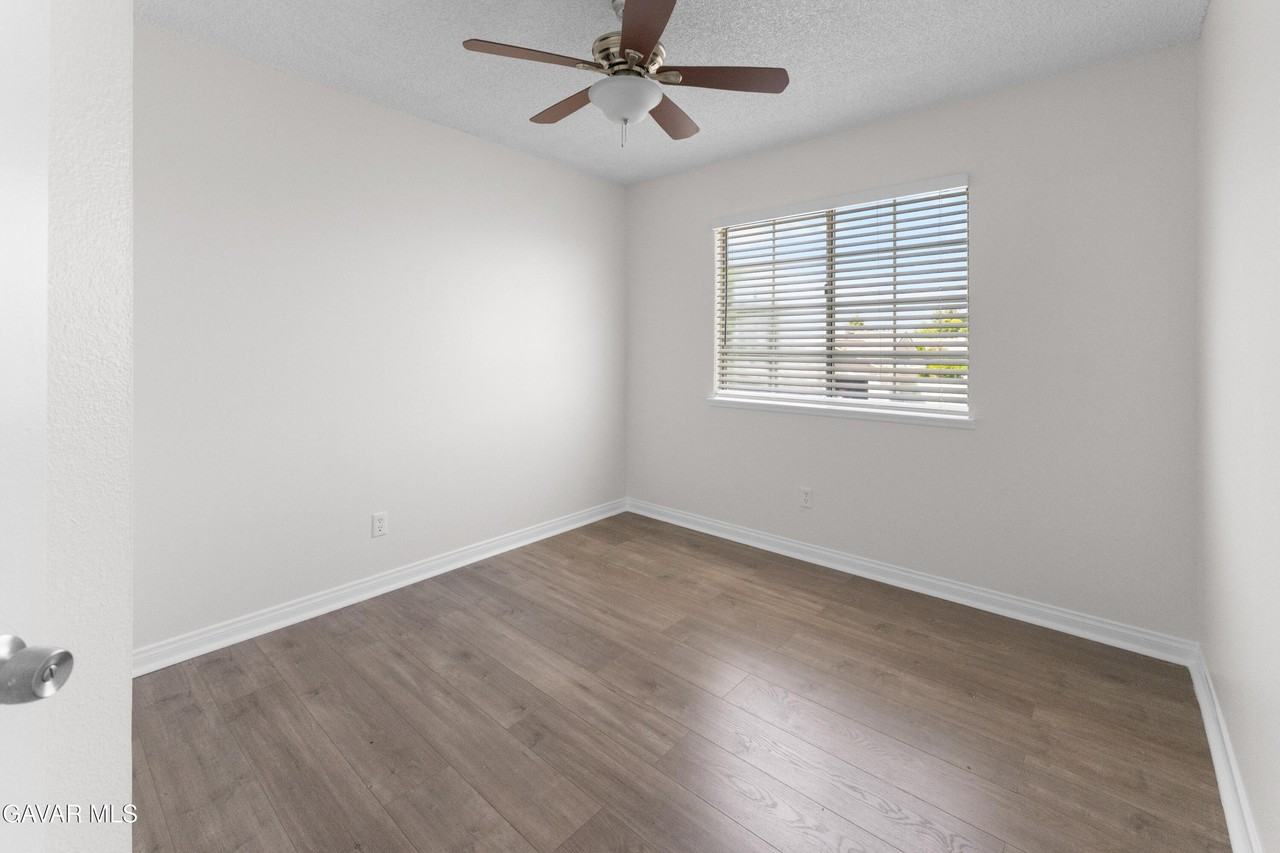 1232 Kings Rd - Photo 4 of 26