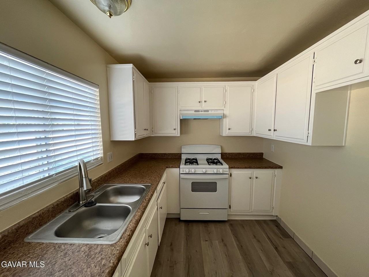 7819 Walpole Ave - Photo 4 of 10