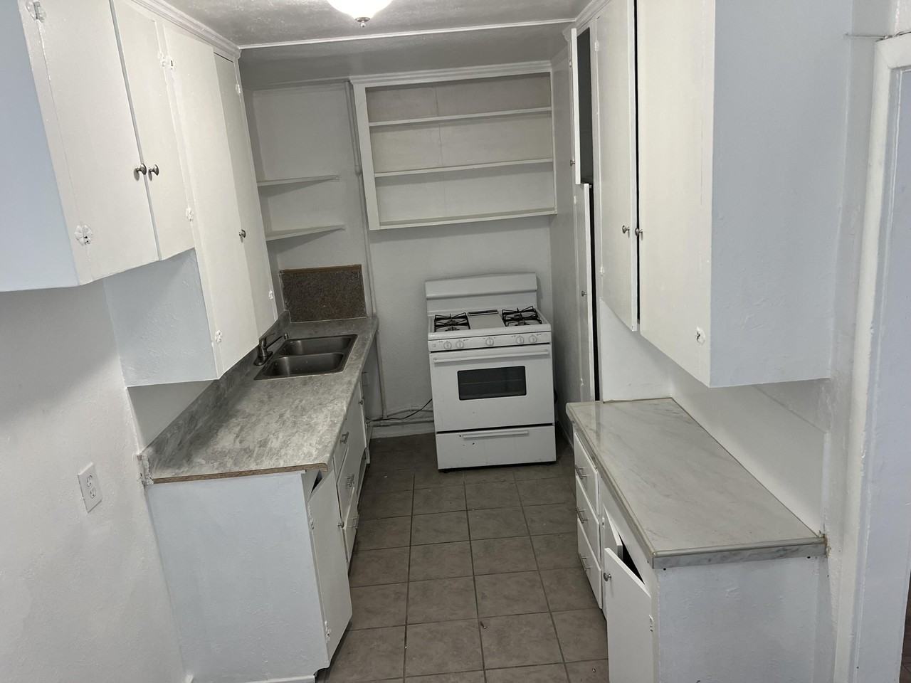 44725 Beech Ave - Photo 3 of 7