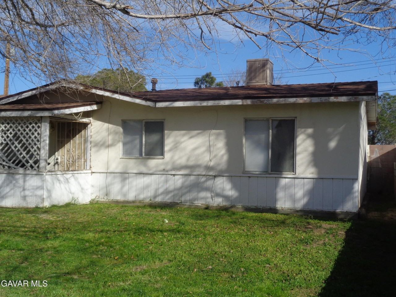 15950 Lawrence Dr - Photo 2 of 12
