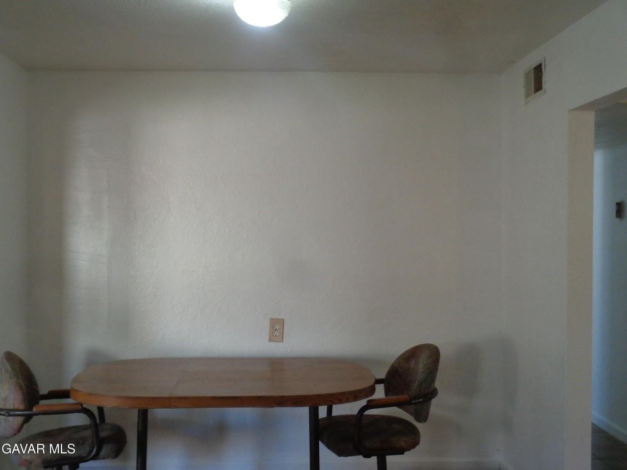 15950 Lawrence Dr - Photo 4 of 12