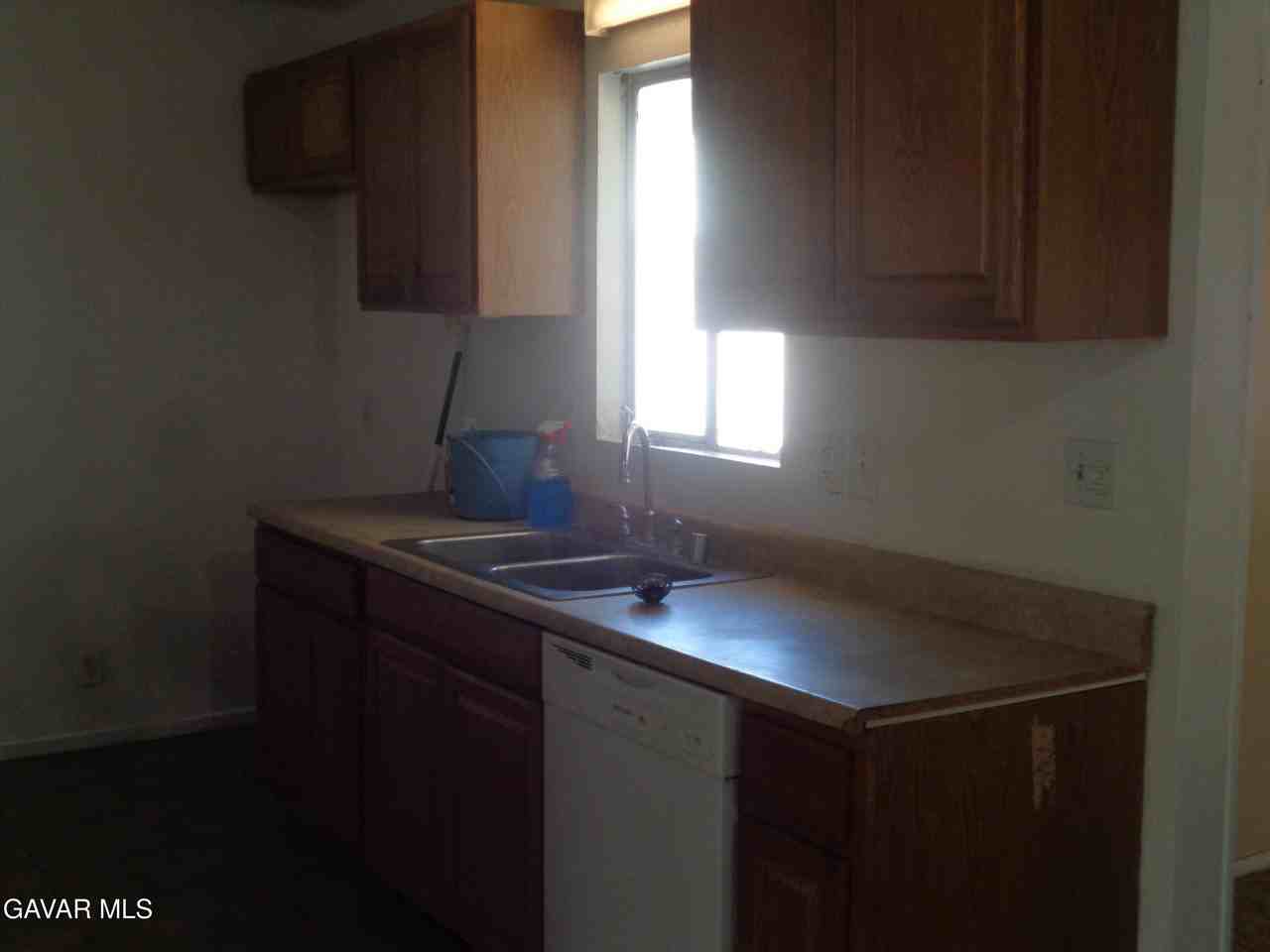 15950 Lawrence Dr - Photo 5 of 12
