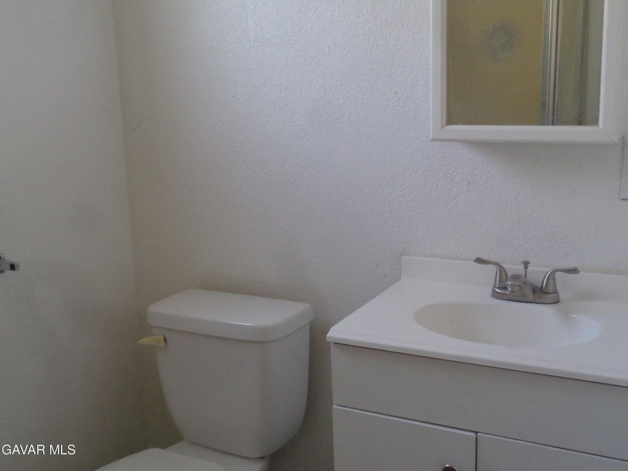15950 Lawrence Dr - Photo 6 of 12
