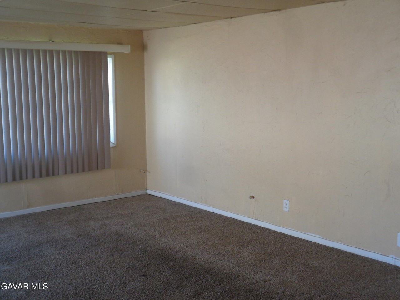 15950 Lawrence Dr - Photo 7 of 12