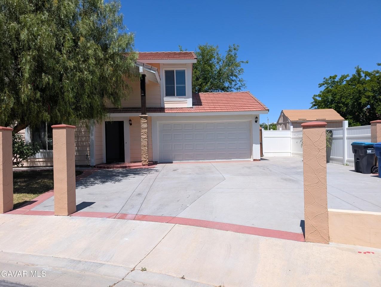 239 Katherine Ct - Photo 2 of 11
