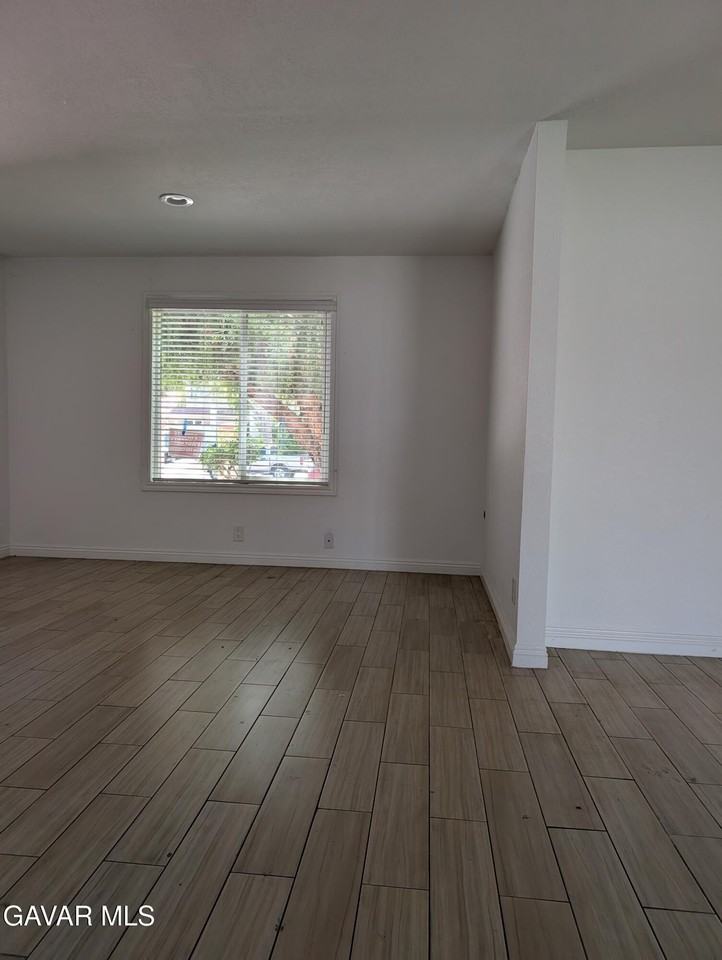 239 Katherine Ct - Photo 3 of 11