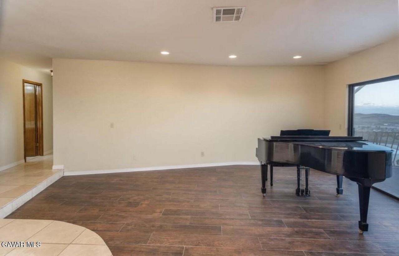 1055 Lakeview Dr - Photo 5 of 26