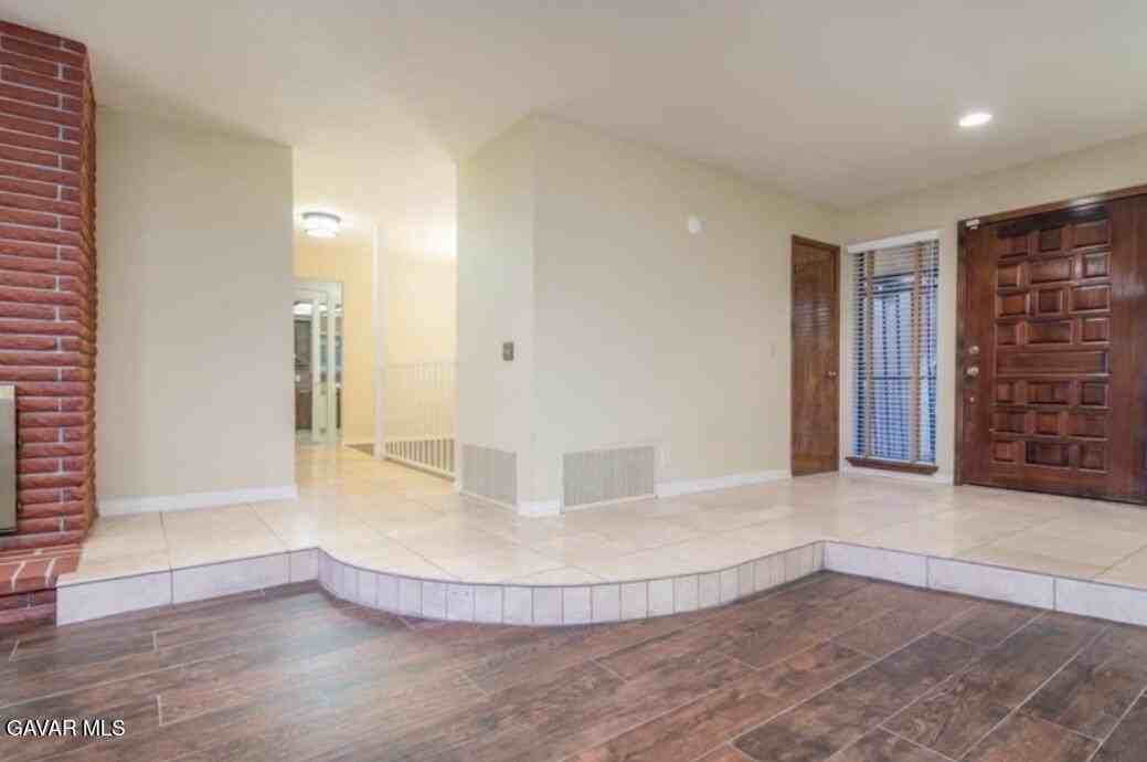 1055 Lakeview Dr - Photo 6 of 26