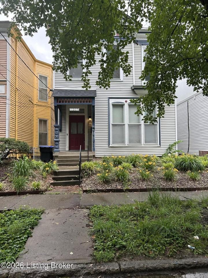 1307 Morton Ave - Photo 4 of 20