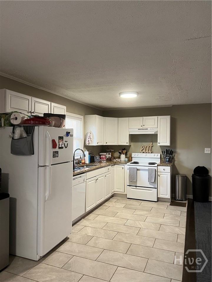 2010 S Milledge Ave - Photo 4 of 14