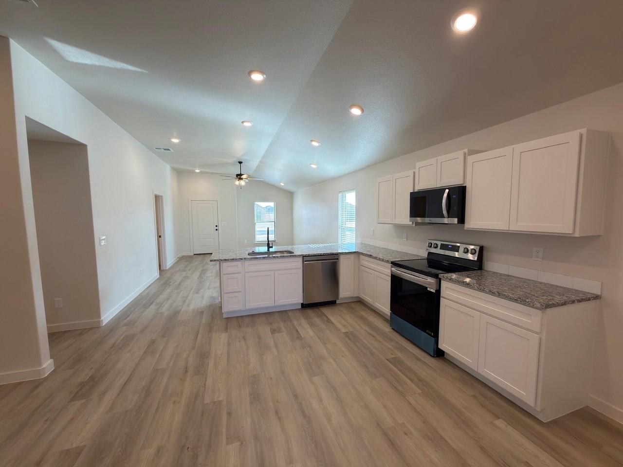 1209 Cottonwood Ave - Photo 4 of 11
