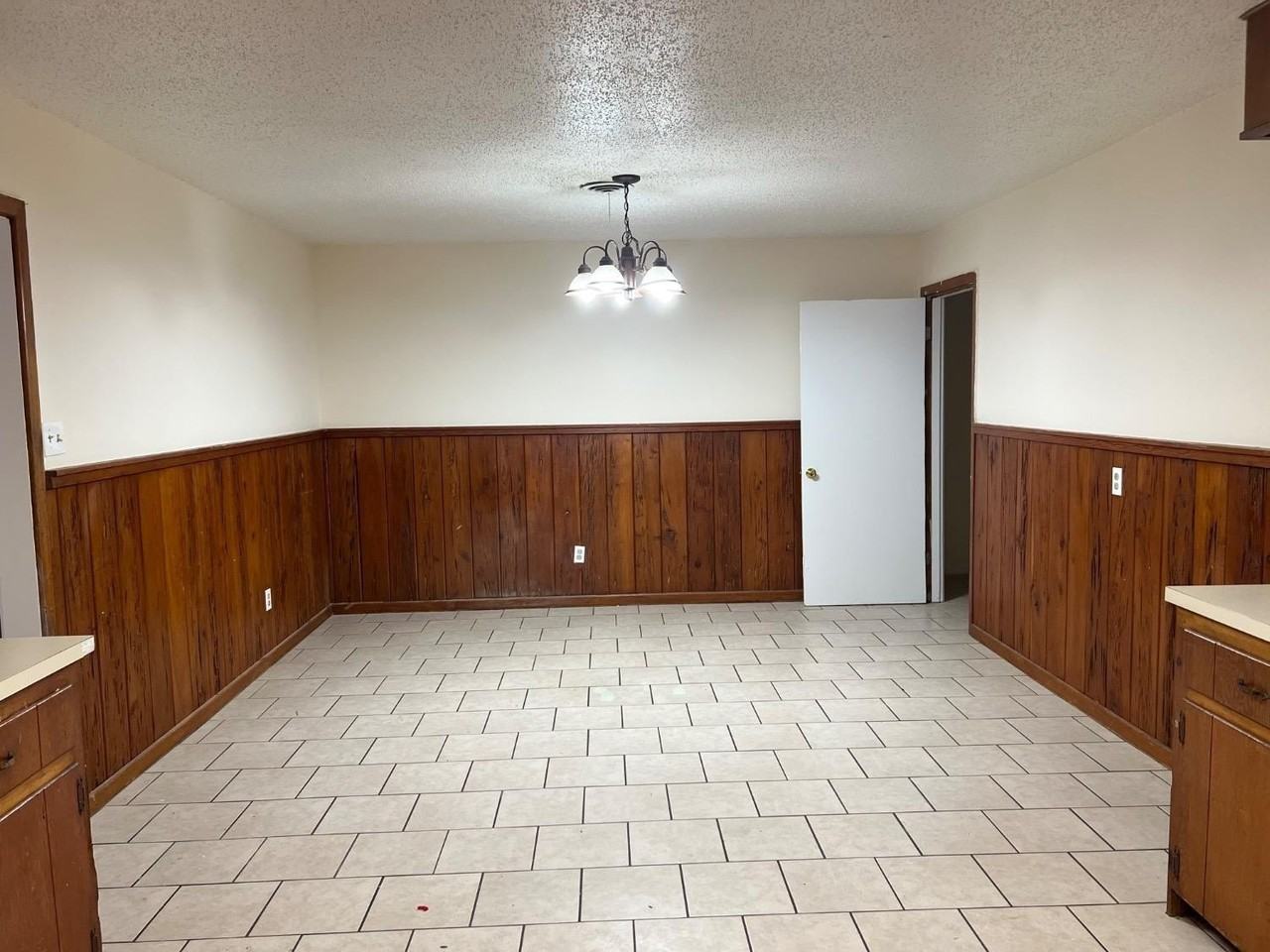 4405 48th St - Photo 4 of 16