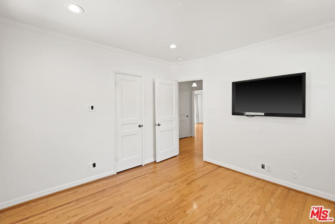 8950 Burton Way - Photo 2 of 8