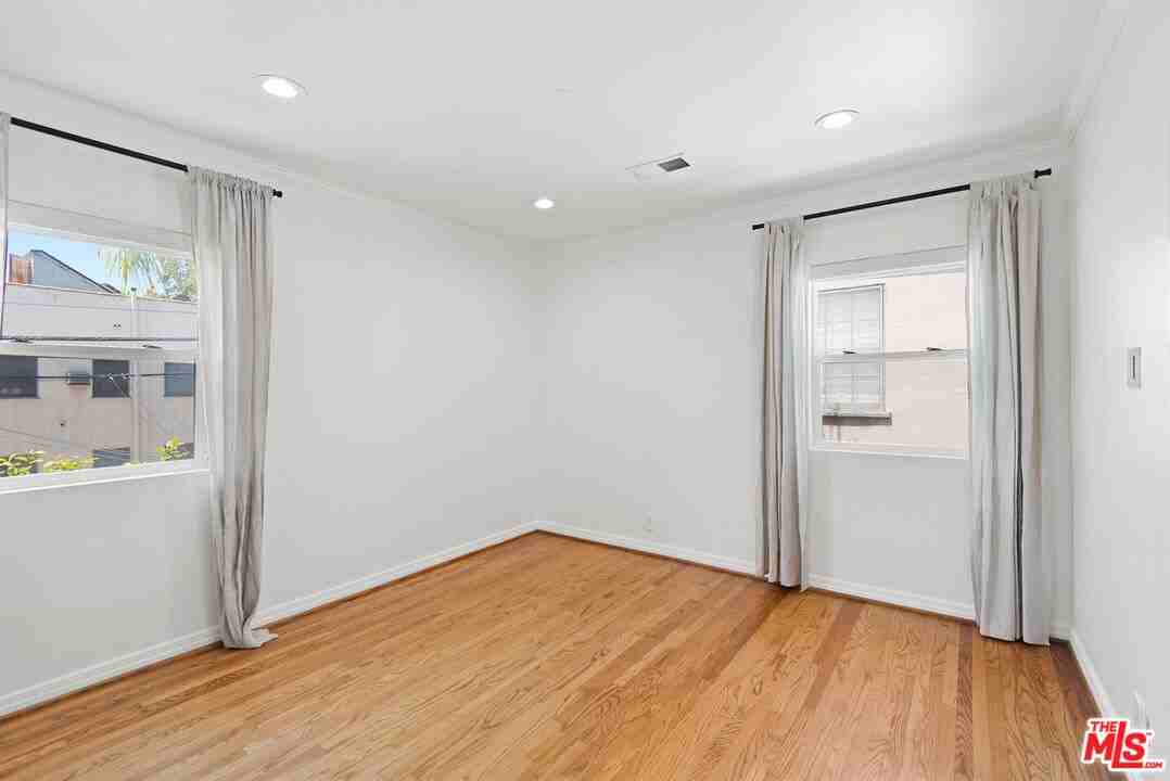 8950 Burton Way - Photo 3 of 8