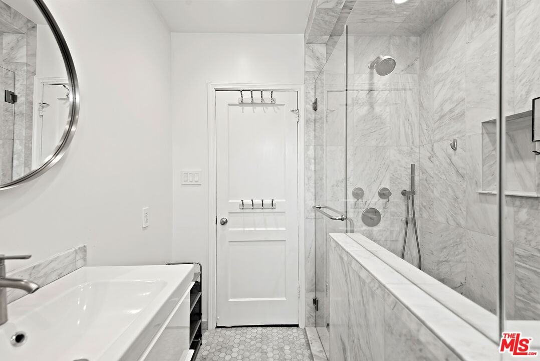 8950 Burton Way - Photo 5 of 8