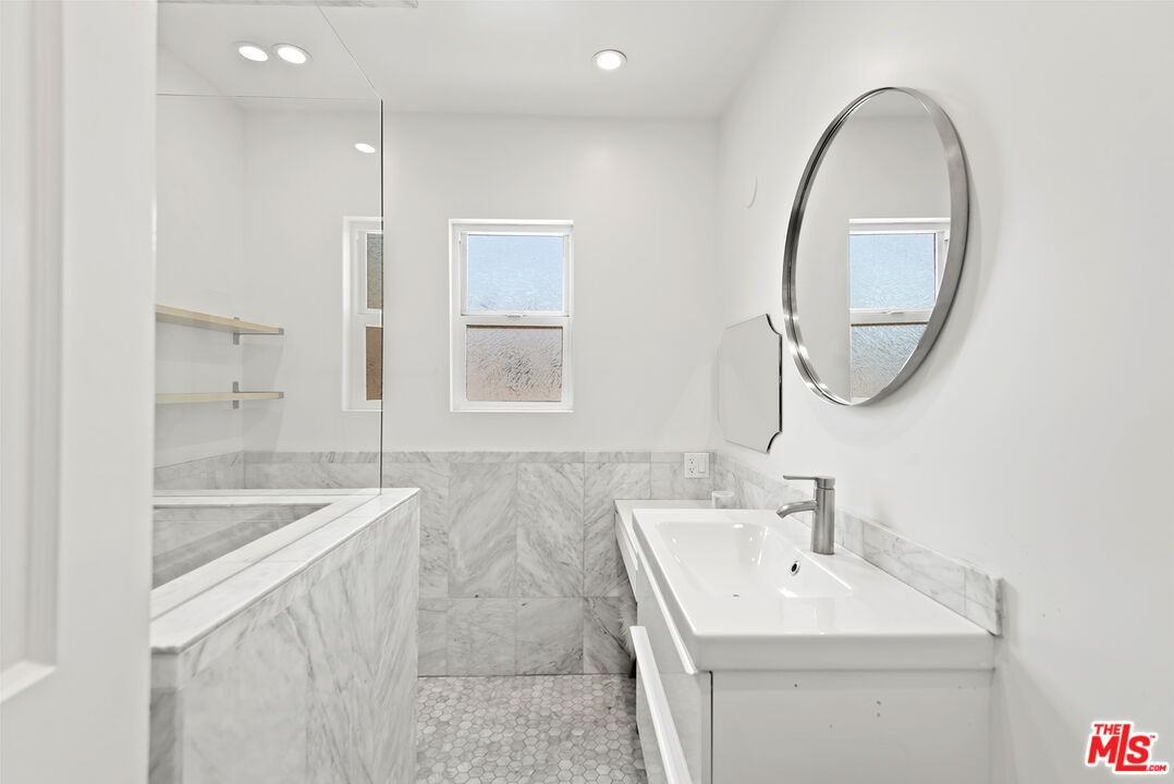 8950 Burton Way - Photo 6 of 8