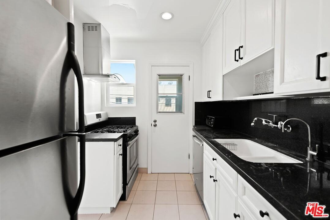 8950 Burton Way - Photo 7 of 8