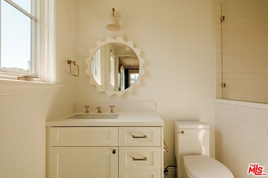 557 Chapala Dr - Photo 3 of 8