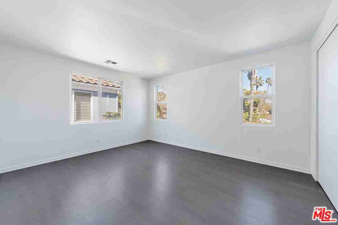 682 Oxford Ave - Photo 2 of 8