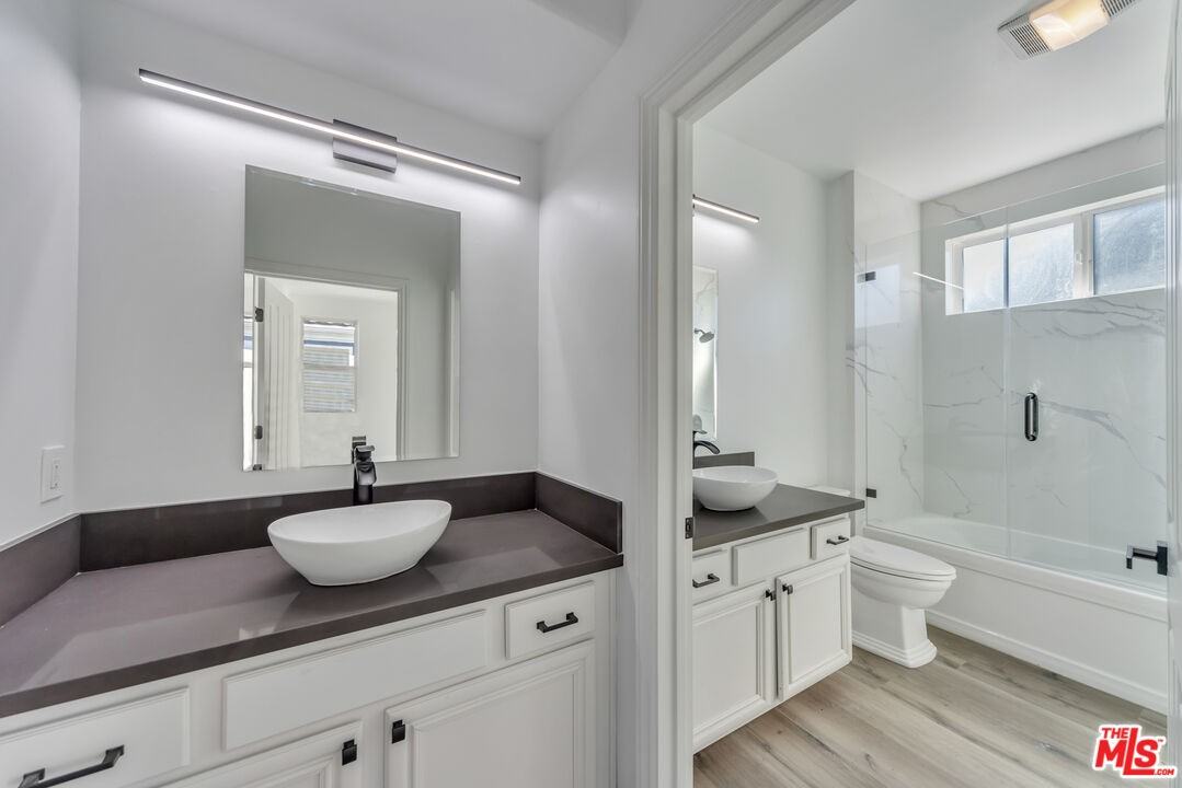 682 Oxford Ave - Photo 3 of 8