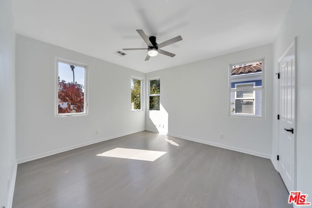 682 Oxford Ave - Photo 4 of 8