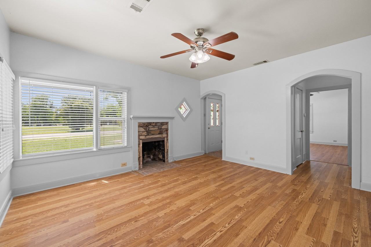 701 1/2 S Walnut St #1 - Photo 4 of 20