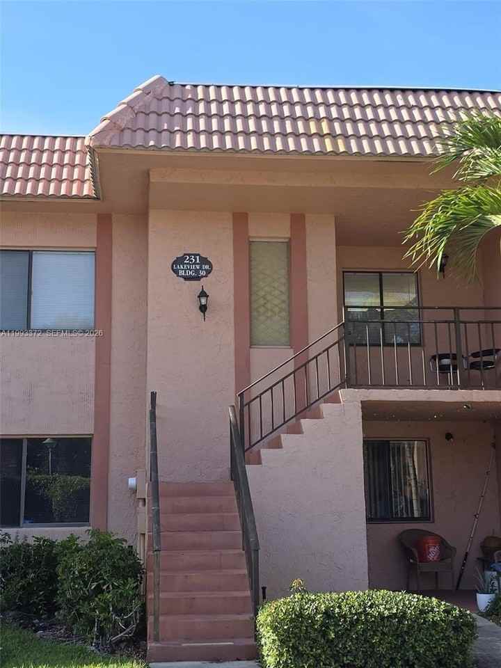231 Lakeview Dr #204 - Photo 2 of 25