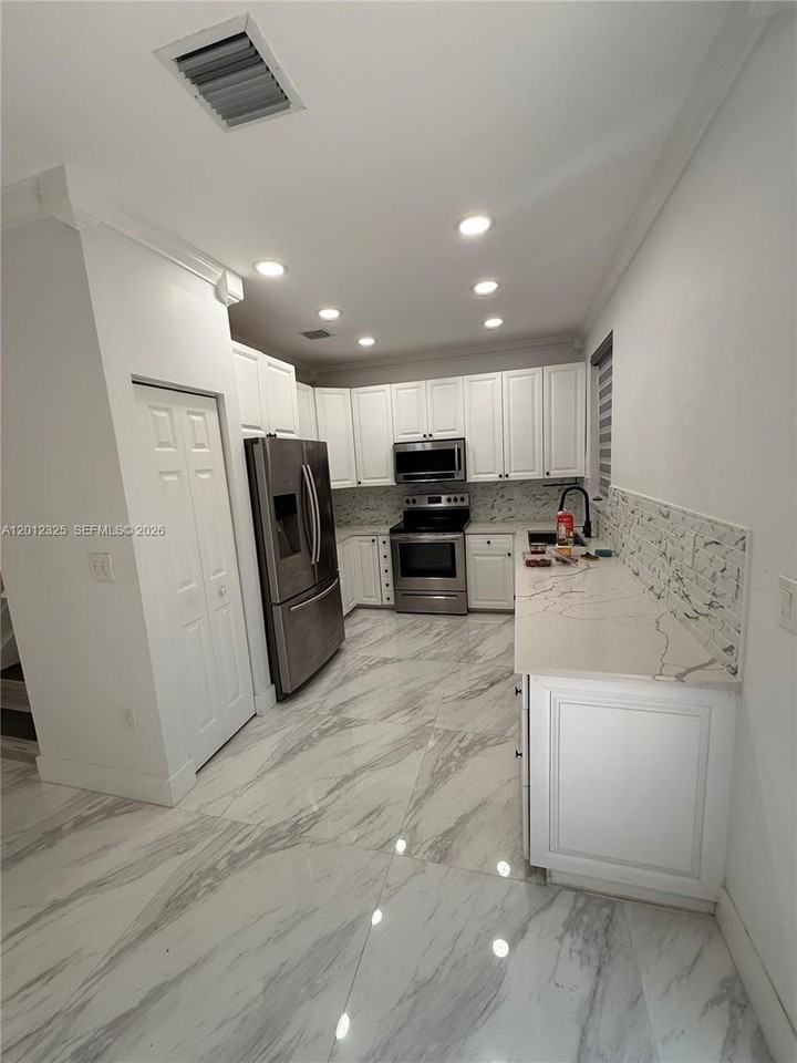 721 Nw 170th Ter #721 - Photo 4 of 35