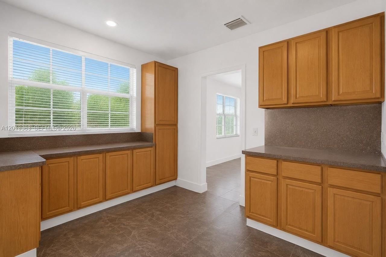 6110 Sw 38th St - Photo 3 of 15