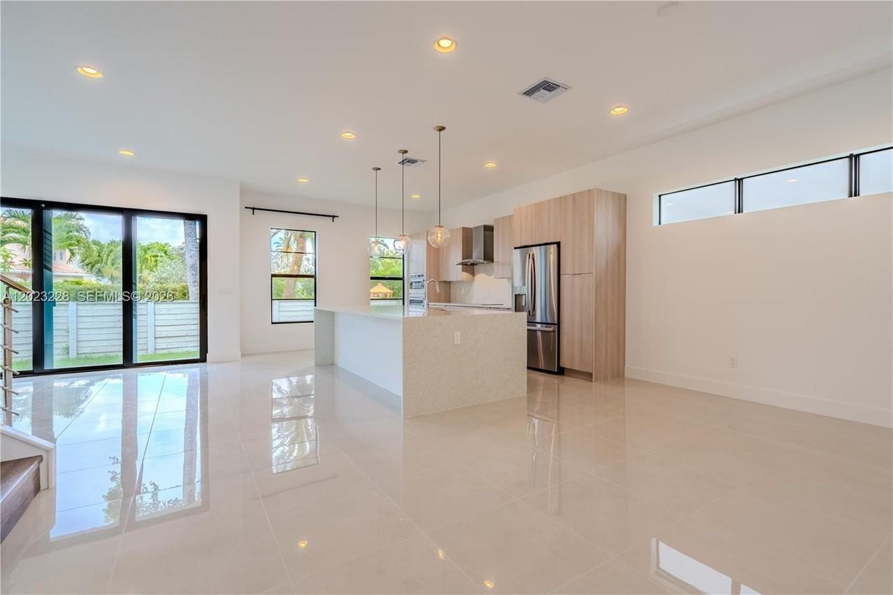 1427 Sw 23rd St - Photo 2 of 50
