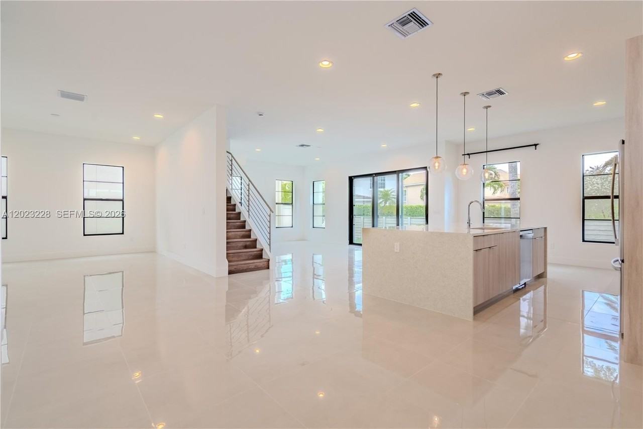 1427 Sw 23rd St - Photo 4 of 50