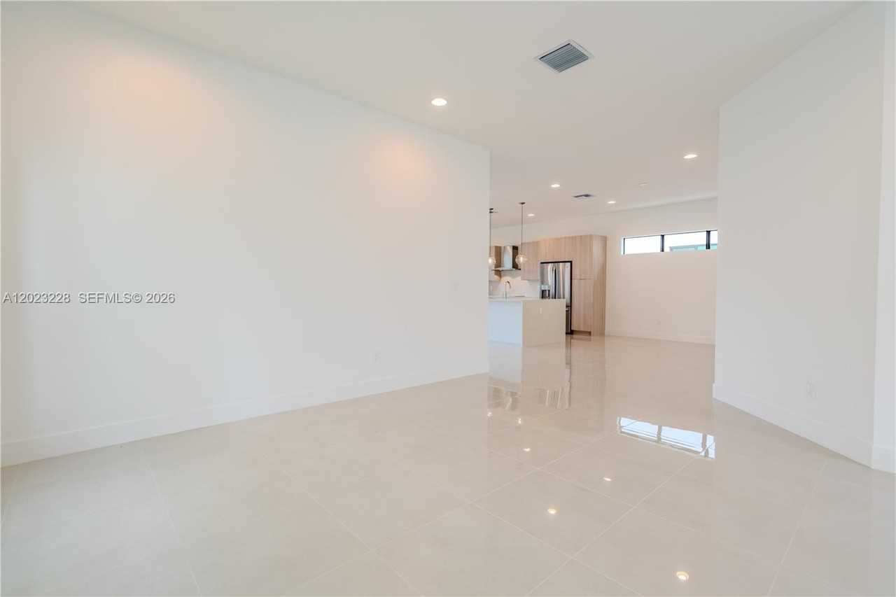 1427 Sw 23rd St - Photo 5 of 50