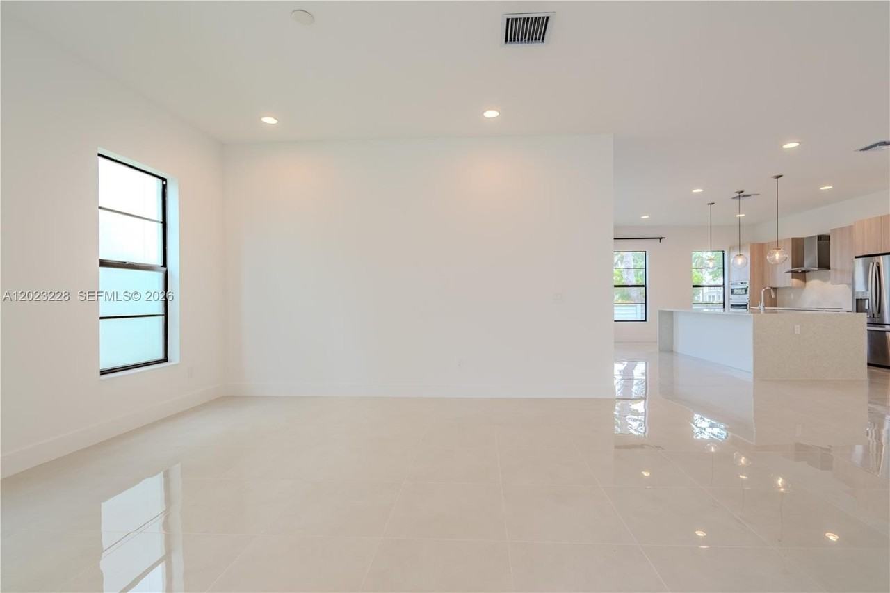 1427 Sw 23rd St - Photo 6 of 50